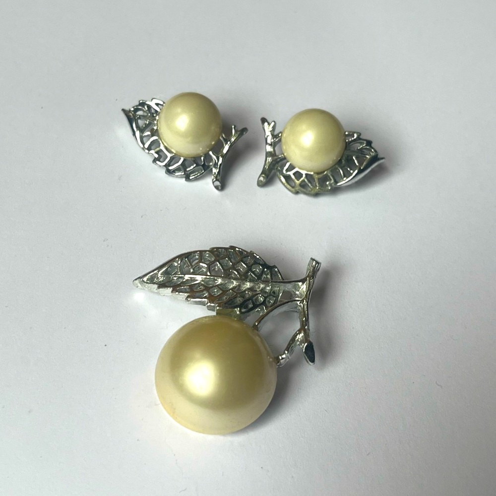 Vintage pearl and leaf brooch and earring set